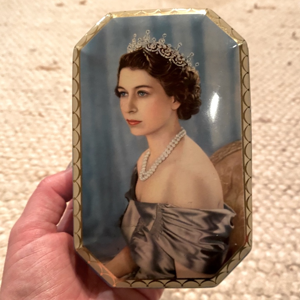 Queens coronation commemorative tin from 1953.